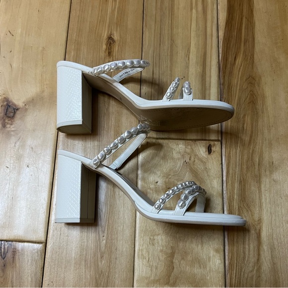 Dolce Vita Barrit Pearl Heals - Picture 10 of 13